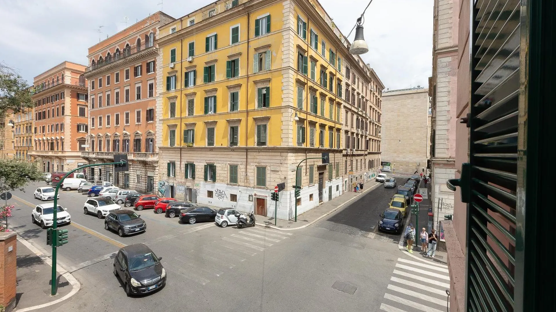 Iron Cityaus Termini Roma 0*,  İtalya