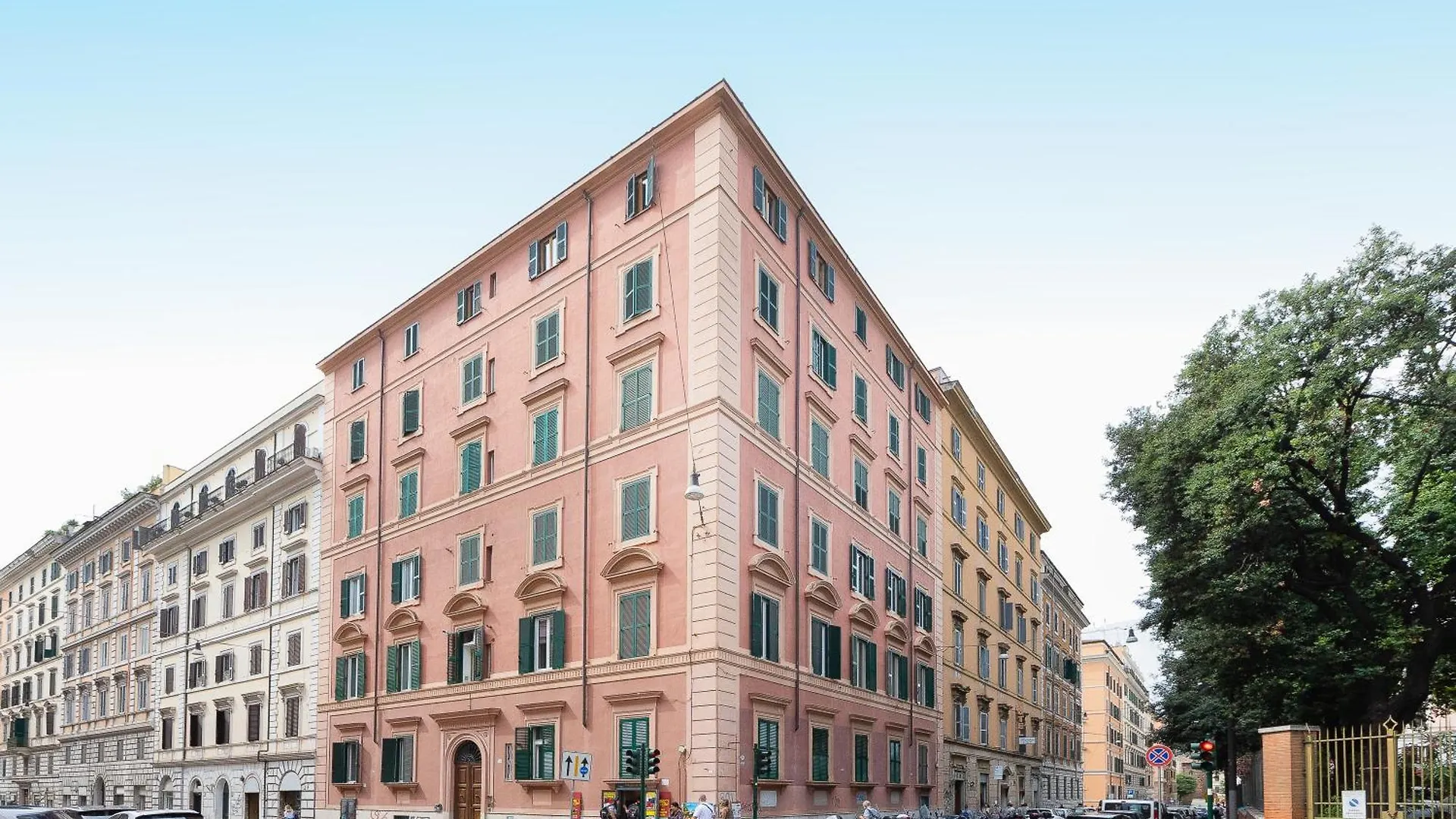 Iron Cityaus Termini Roma Konukevi