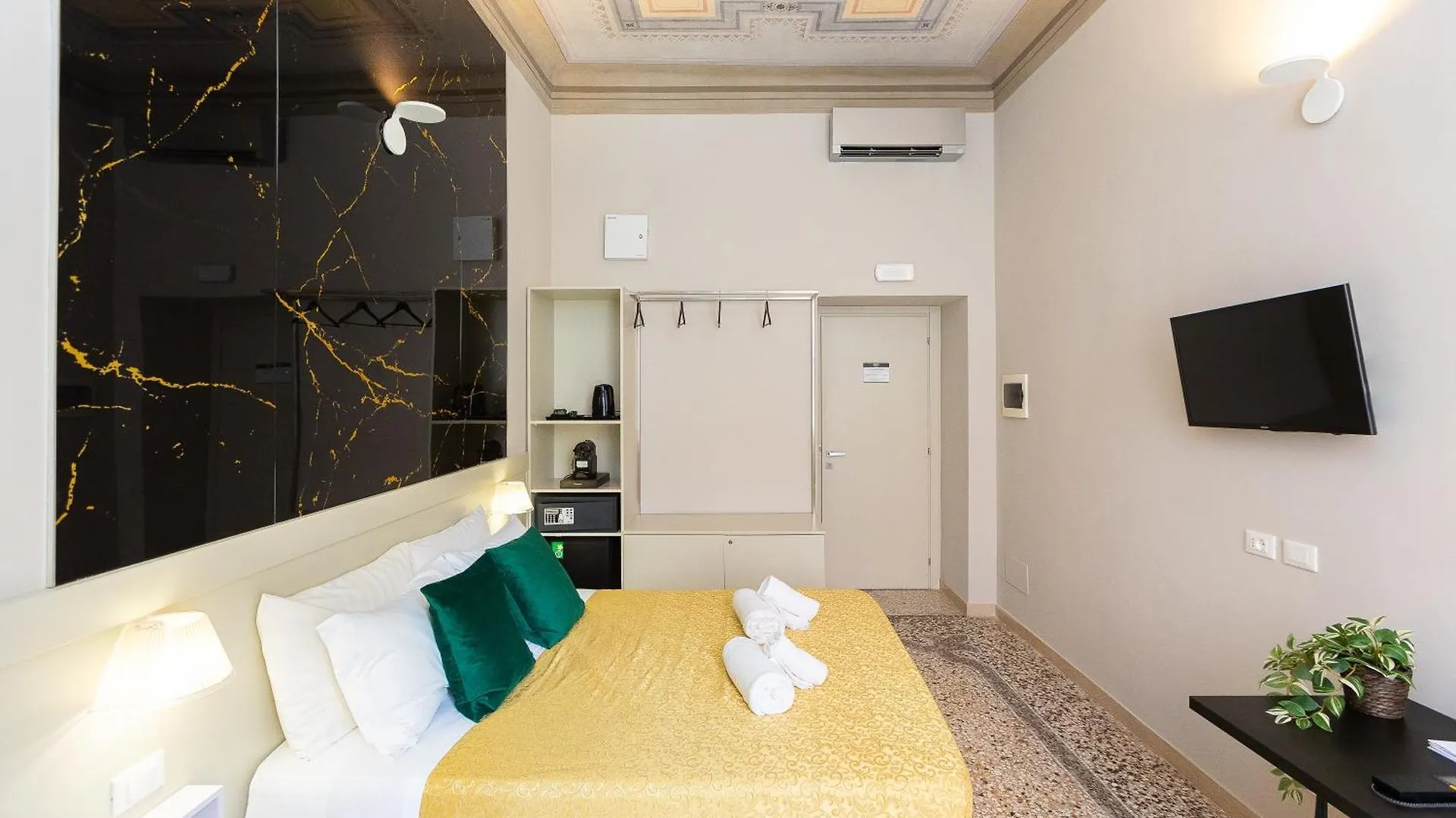 Guest house Iron Cityaus Termini Rome Italy